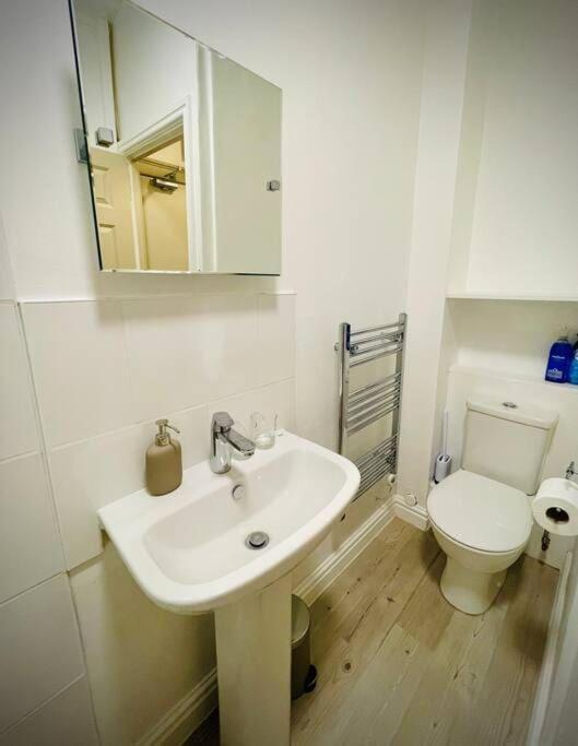 Newly Refurbished, Central Apartment With Permit Parking Bath Exterior foto