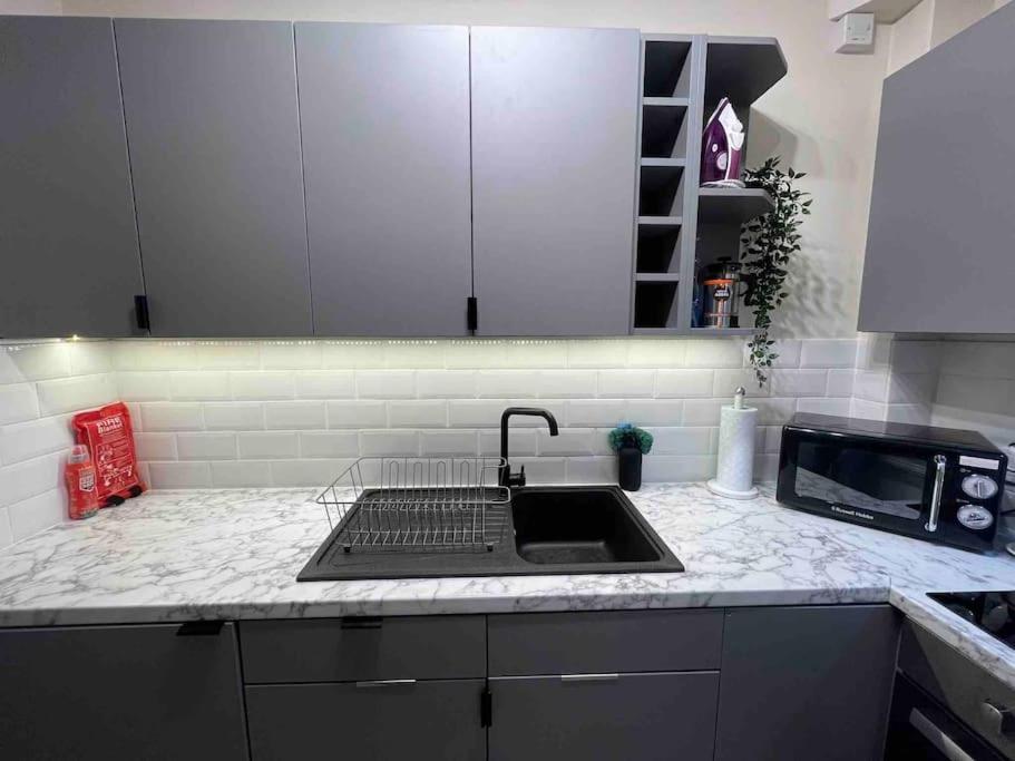 Newly Refurbished, Central Apartment With Permit Parking Bath Exterior foto