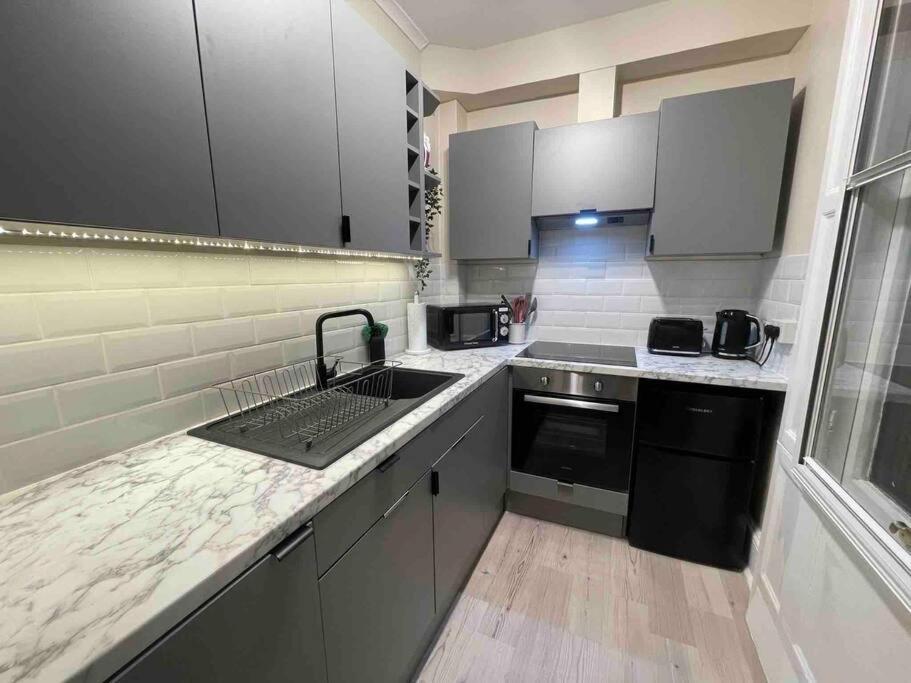 Newly Refurbished, Central Apartment With Permit Parking Bath Exterior foto